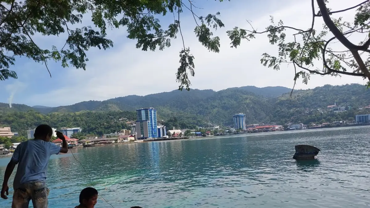 Kapal Printis Papua Baru yang tenggelam Senin (22/6/2026) sore bangkainya kini terendam didasar laut. (CEPOSONLINE.COM/KAREL)