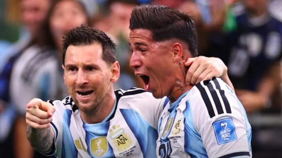 Lionel Messi merayakan gol bersama Enzo Fernandes. (X) 