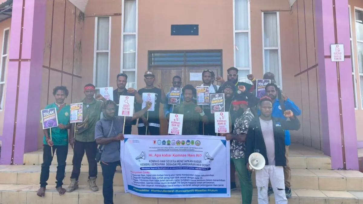 Mahasiswa Puncak bersama tim investigasi HAM Kabupaten Puncak saat menggelar Konferensi Pers di Halaman Kantor DPR Papua Tengah, Selasa, (23/6/2026). (CEPOSONLINE.COM/THERESIA F. TEKEGE)