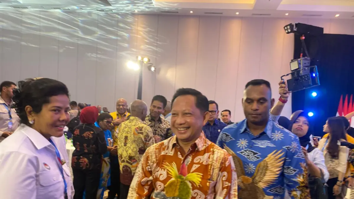 Mendagri Tito Karnavian saat menghadiri acara pemberian penghargaan kepada sejumlah kepala daerah setanah Papua, di Hotel Suni Abepura, Senin (22/6/2026). (CEPOSONLINE.COM/JIMI) 
