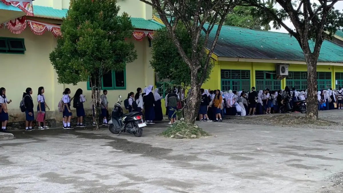 &nbsp;Pelaksanan penerimana peserta didik baru di SMAN 1 Mimika. (Foto: CEPOSONLINE.COM/MOH. WAHYU WELERUBUN).