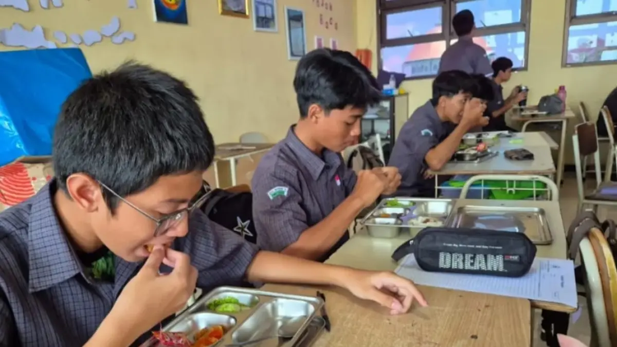 Siswa SMA Negeri 10 Surabaya sedang menyantap menu Makan Bergizi Gratis (MBG). (Novia Herawati/ JawaPos.com)