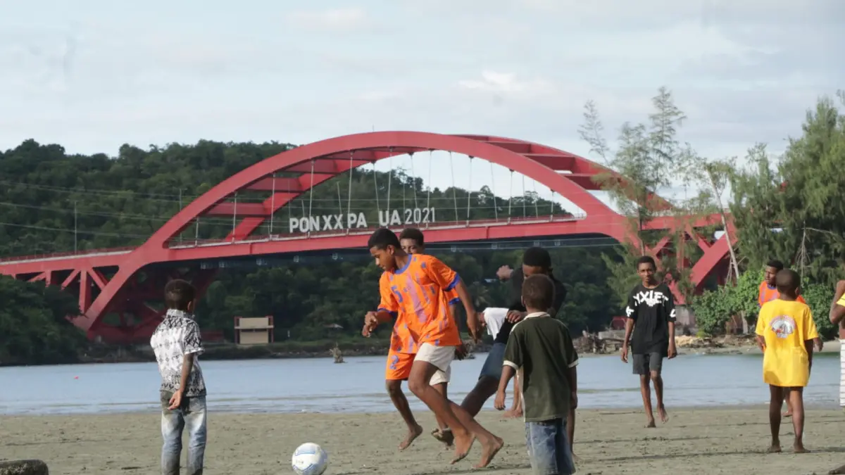 Tampak sejumlah anak-anak saat bermain bola di lapangan timbul tenggelam di Kampung Engros beberapa waktu lalu.