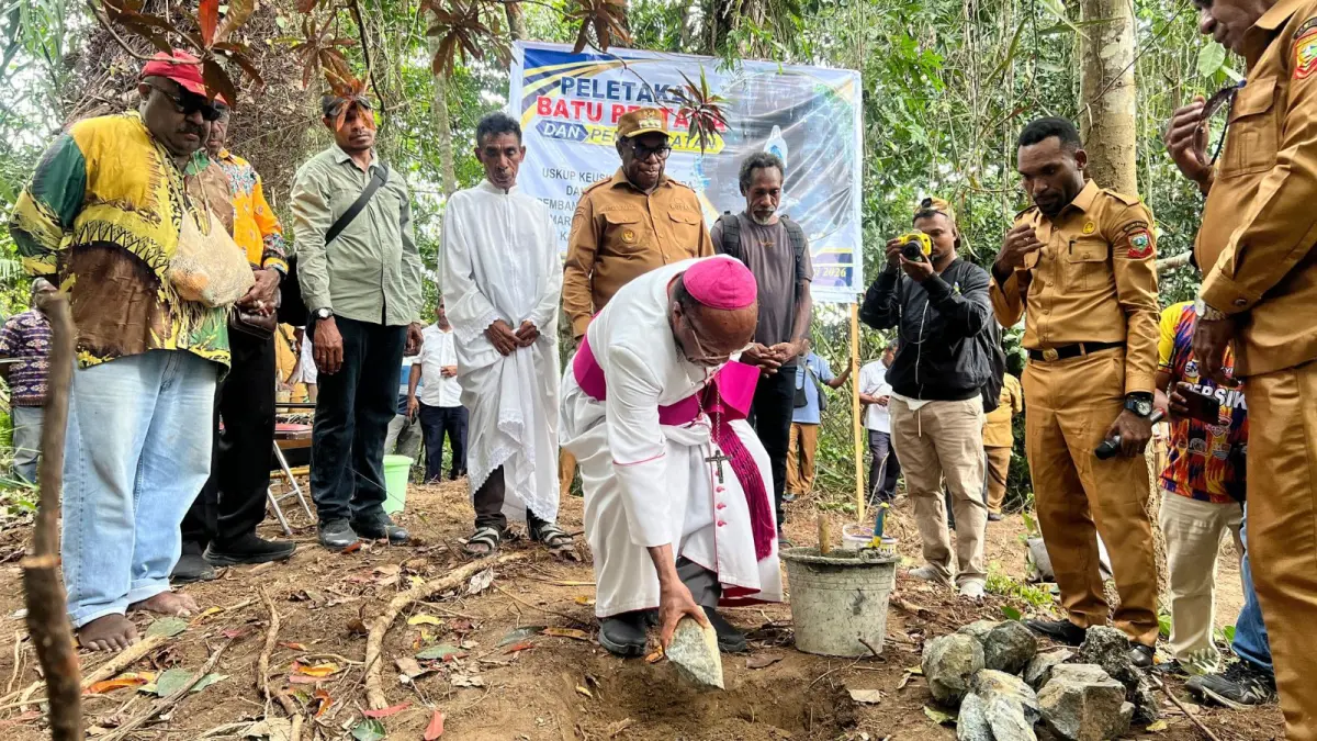  Uskup Keuskupan Jayapura, Mgr. Yanuarius Theofilus Matopai You didampingi Bupati Keerom, Piter Gusbager saat melakukan peletakan batu pertama di Kampung Workwana, Kabupaten Keerom, pada hari Senin (22/6/2026). (CEPOSONLINE.COM/ERIANTO).