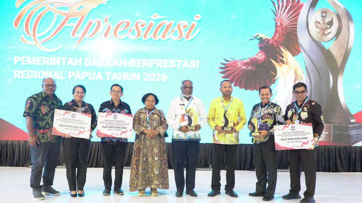 Wali Kota Jayapura, Abisai Rollo didampingi Istri dan pimpinan OPD saat foto bersama usai menerima tiga penghargaan bergensi dari Kemendagri di Hotel Suni, Senin (22/6/2026) malam. (CEPOSONLINE.COM/HUMAS PEMKOT).