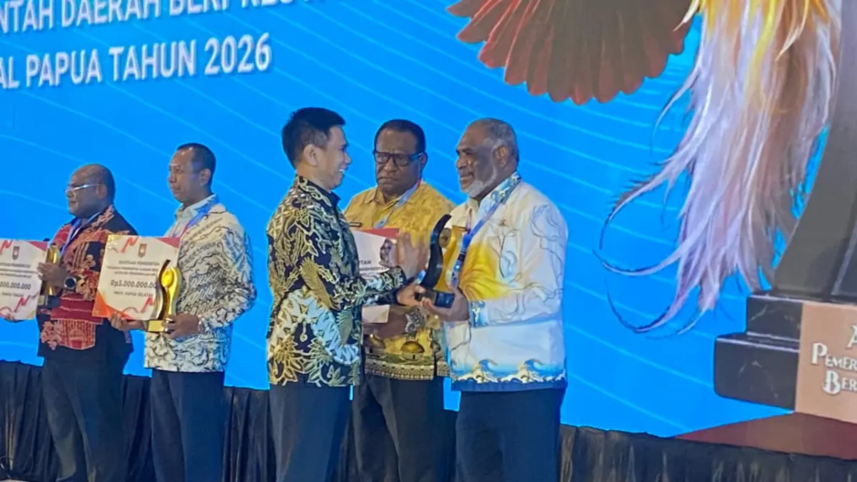 Wali Kota Jayapura saat menerima penghargaan Kategori Pengendalian Inflasi terbaik di tanah Papua, di Hotel Suni Abepura, Kota Jayapura, Senin (22/6/2026) malam.
(Ceposonline.com/Jimianus Karlodi)
