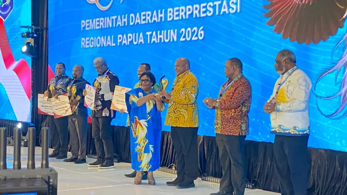 Wamendagri Ribka Haluk saat memberikan penghargaan kepada sejumlah kepala daerah di tanah Papua, Senin (22/6/2026) malam. (CEPOSONLINE.COM/JIMI) 