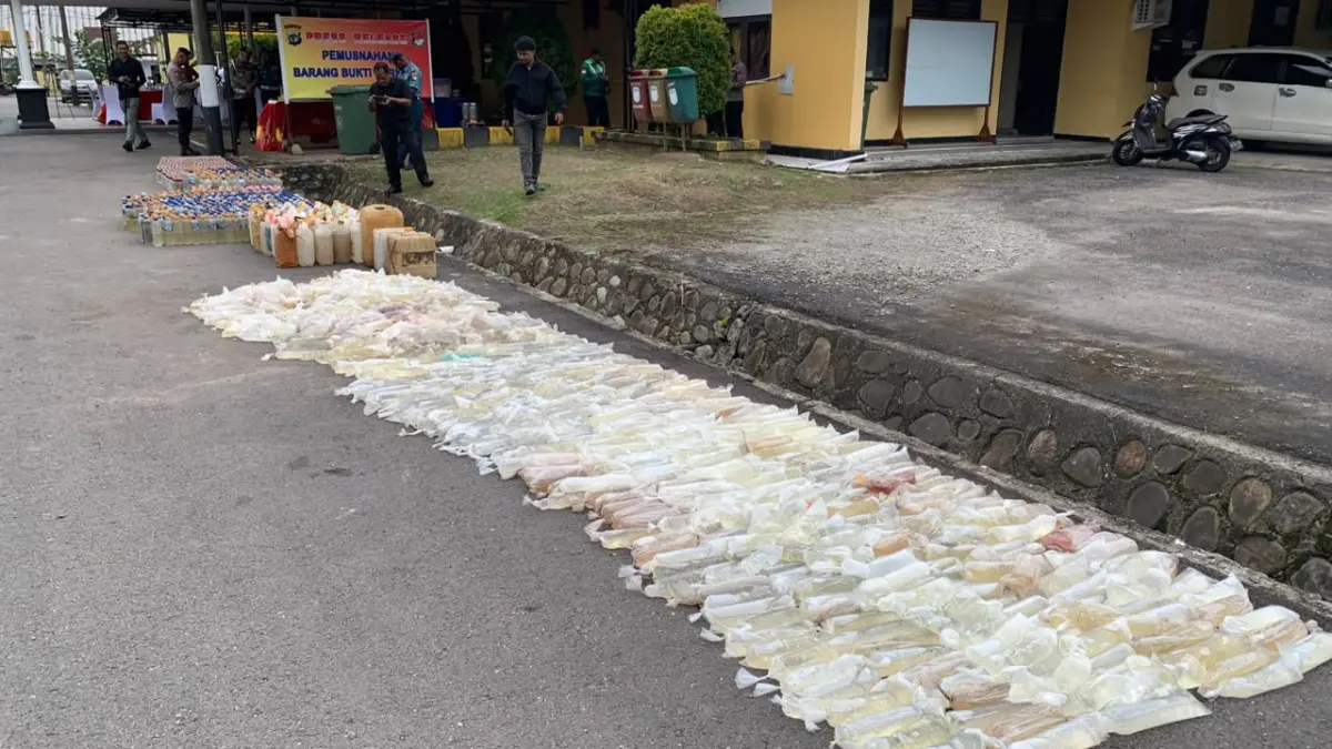 Deretan minuman keras ilegal yang berhasil disita oleh Kepolisian Resort Mimika dan hendak dimusnahkan. (Foto: CEPOSONLINE.COM/MOH. WAHYU WELERUBUN).