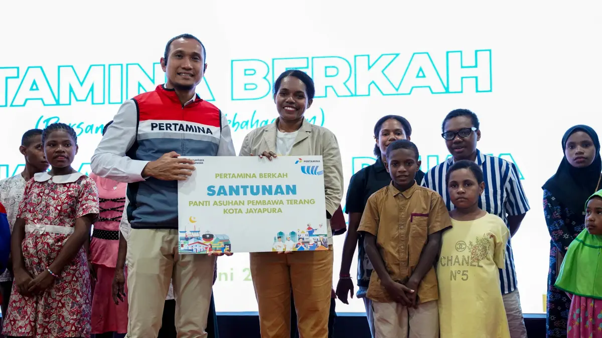Penyerahan bantuan santunan oleh Executive General Manager Pertamina Patra Niaga Regional Papua Maluku, Awan Raharjo, kepada Panti Asuhan Pembawa Terang. Rabu (24/6/2026)

(Ceposonline.com/istimewa).