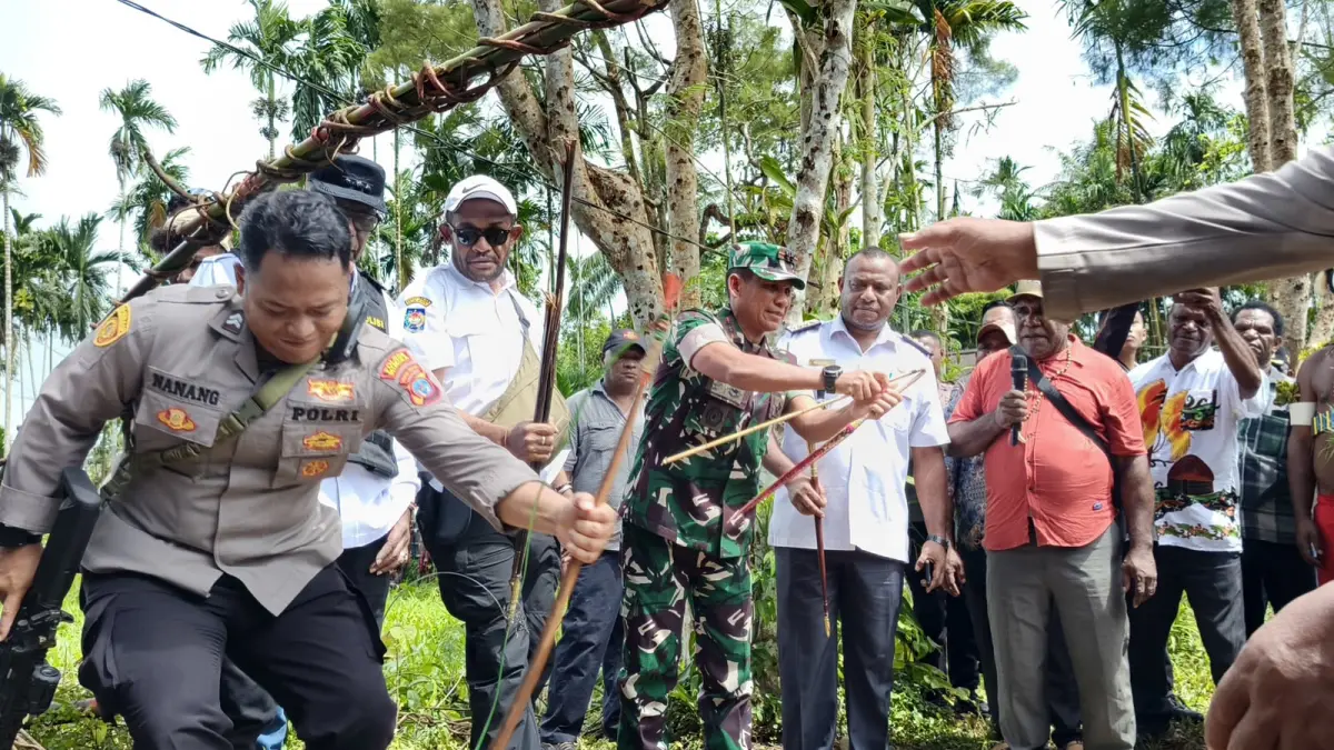 Proses penyelesaian perang di Kampung Amole, Distrik Kwamki Narama, Mimika, Papua Tengah, Rabu (24/6/2026). (Foto: CEPOSONPINE.COM/MOH. WAHYU WELERUBUN).