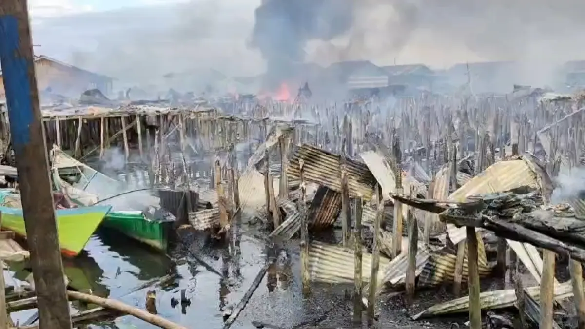 Puluhan rumah ludes terbakar di Klademak II Pantai, Kota Sorong, Rabu (24/6) foto Fauzia/papuabaratdayapos.com