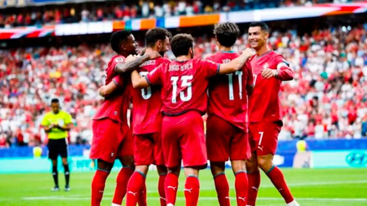 Ronaldo dan rekan setimnya usai mengalahkan Uzbekistan. (X) 