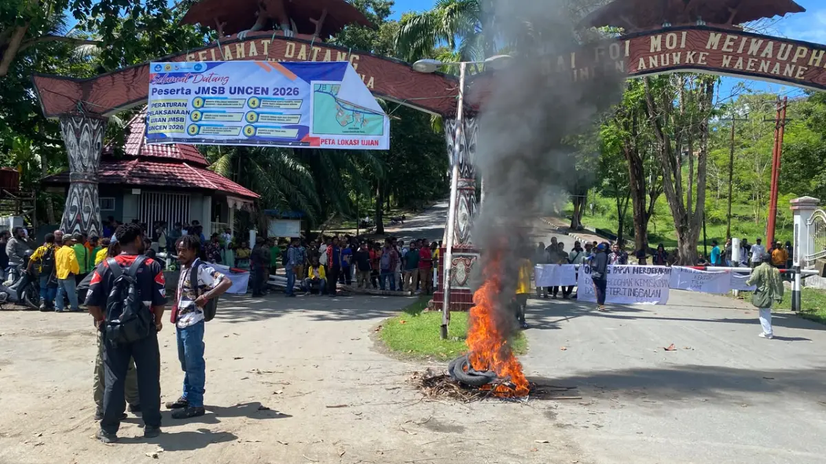 Situasi di gerbang kampus Uncen Perumnas lll, Waena Aliansi mahasiswa yang menggelar aksi protes di gerbang masuk kampus Uncen melakukan pembakar ban, Rabu (24/6/2026). (CEPOSONLINE.COM/JIMI) 
