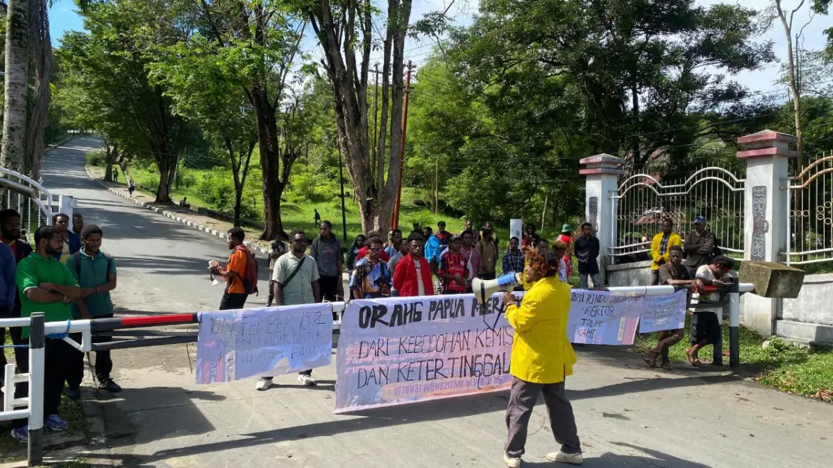 &nbsp;Situasi di gerbang kampus Uncen Perumnas lll, Waena saat dipalang sekelompok mahasiswa, Rabu (24/6/2026).