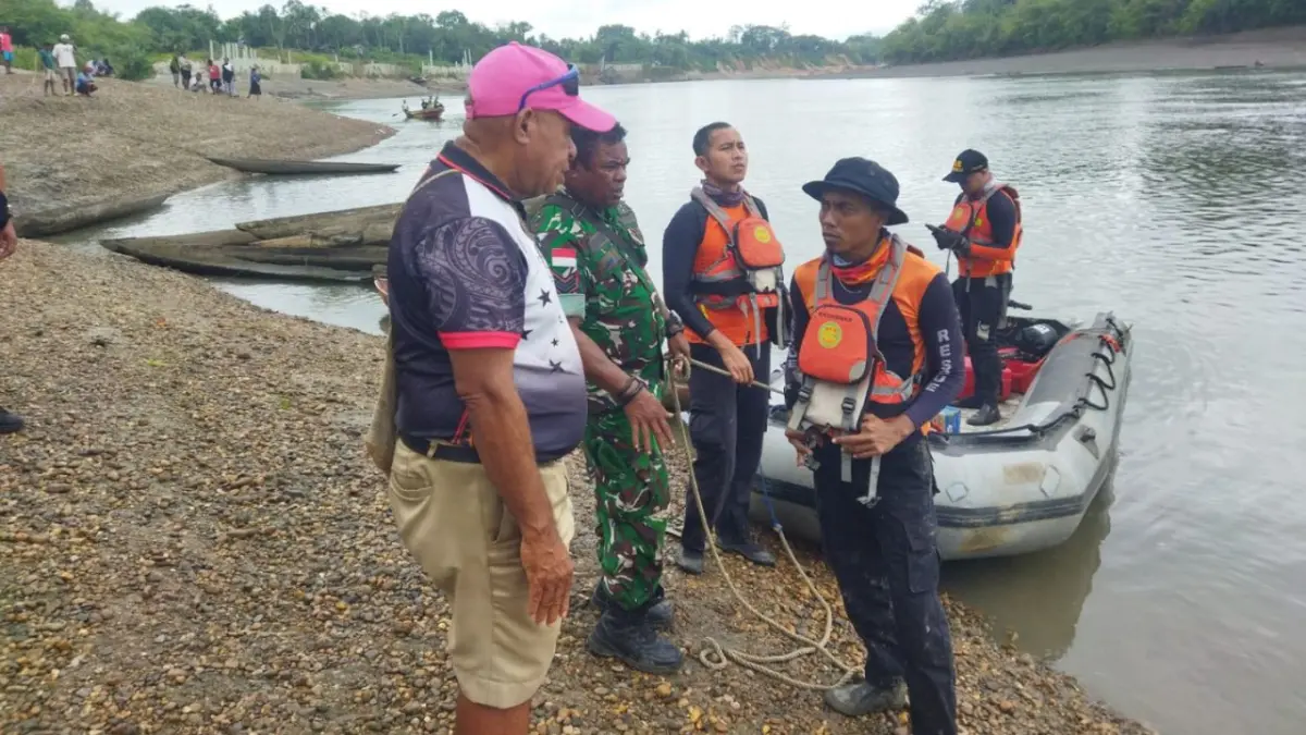 Tim SAR Gabungan saat melakukan upaya pencarian terhadap seorang warga Boven Digoel yang tenggelem dan terseret arus Sungai Boven Digoel, Rabu (24/6/2026) &nbsp;
(JHumas SAR Merauke/Ceposonline.com) &nbsp;