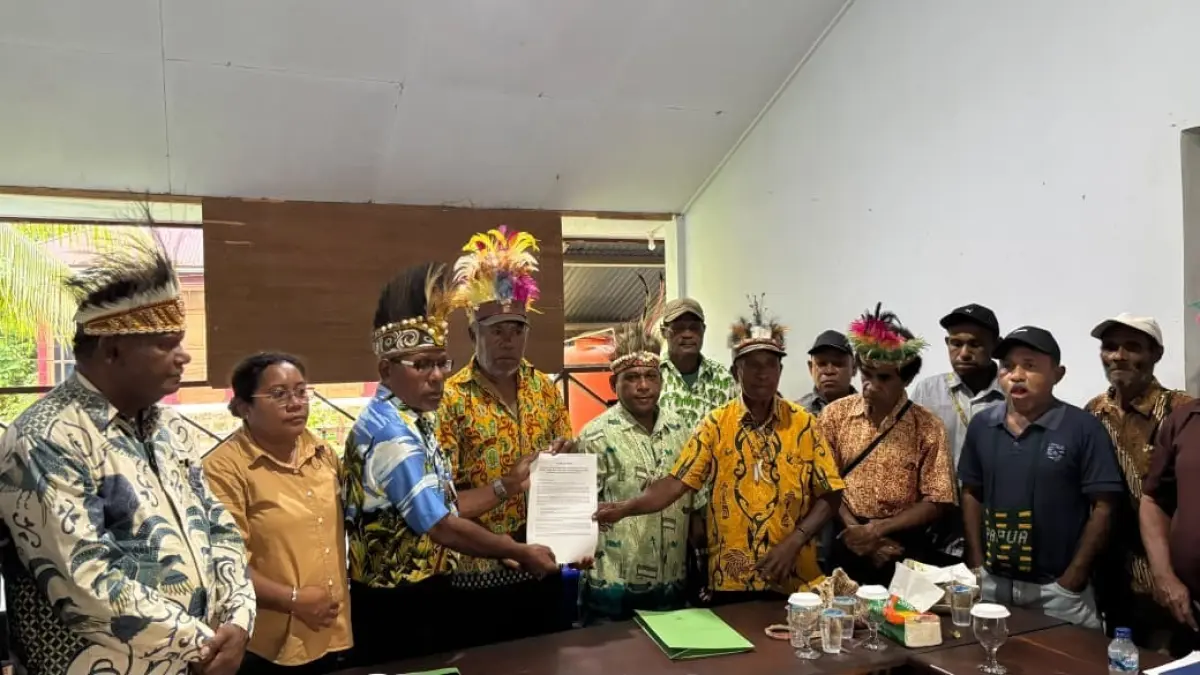 Para mananwir menunjukan pernyataan dukungan pembangunan Bandar Antariksa Biak diacara konferensi pers setelah pertemuan membahas lokasi yang telah diserahkan untuk pembangunan Bandar Antariksa atas Spaceport Biak, di Aidoran KKB SM, Rabu (24/06/2026). (Fiktor Palembangan/ceposonline.com)