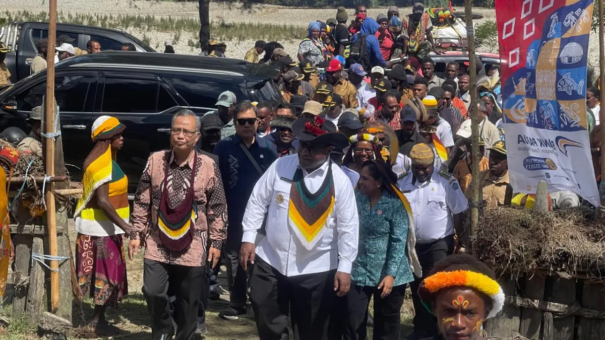 Bupati Atenius Murib, SH, MH bersama Asisten Deputi Pembinaan dan Pengembangan Kewirausahaan Mentri UMKM Ir. Adi Trisnojuwono MAP saat berkunjung ke Distrik Yalengga. Rabu (24/6/2026)&nbsp;
