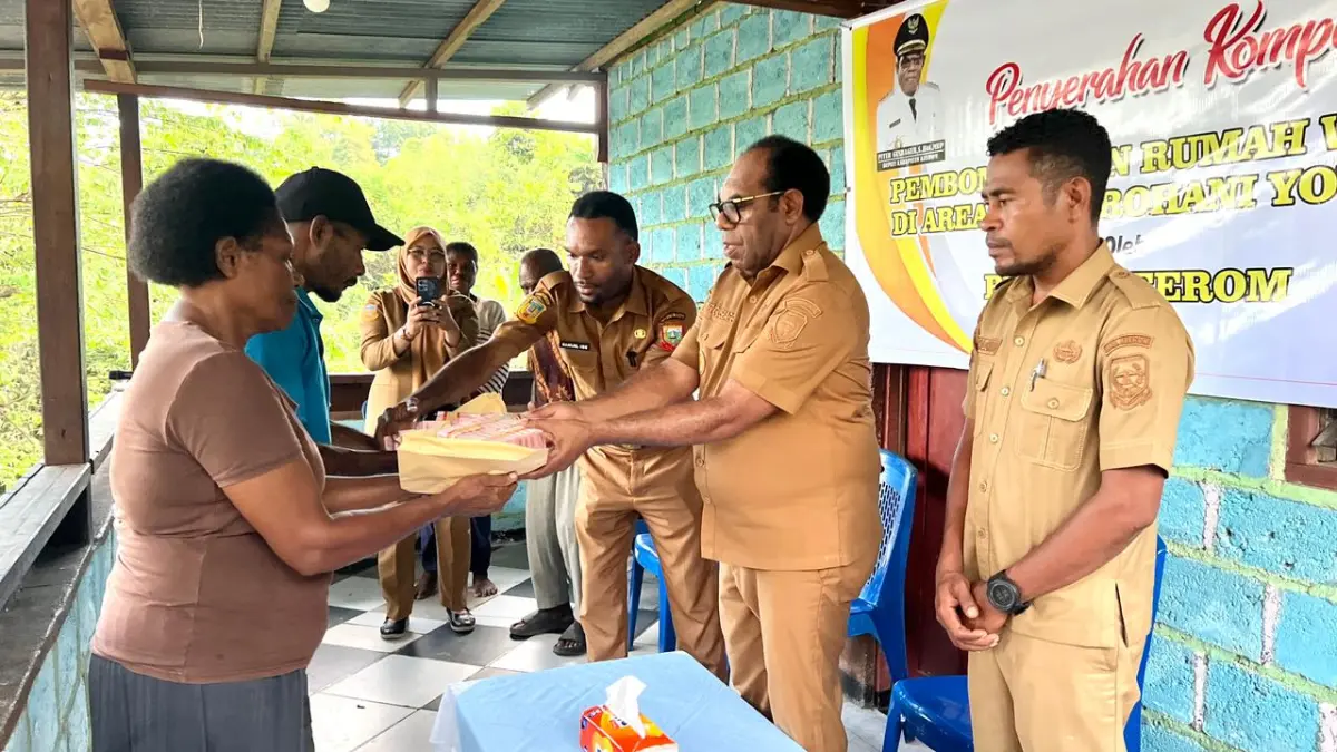 Bupati Keerom, Piter Gusbager saat menyerahkan dana kompensasi kepada dua keluarga di kawasan Situs Rohani Patung Yesus, di Kampung Yowong, Selasa (23/6/2026). (CEPOSONLINE.COM/ERIANTO).