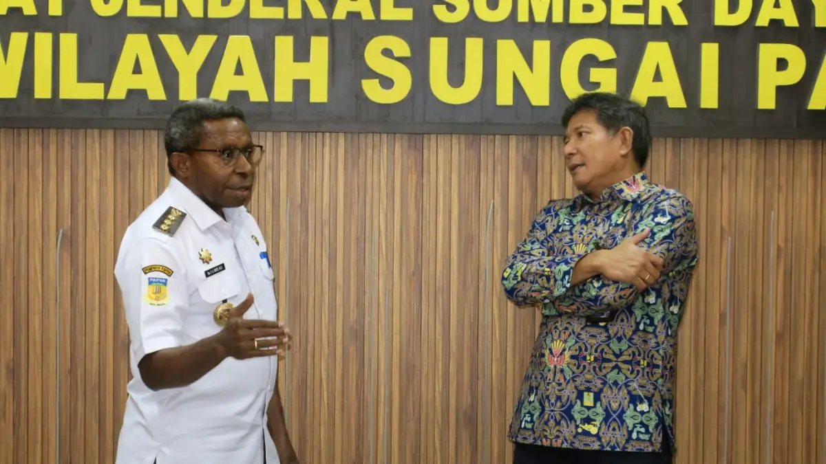 Bupati Waropen Fransiscus Xaverius Mote bersama Kepala Balai Wilayah Sungai Papua, Dave Muchaimin, Rabu (24/6/2026).(Ceposonline.com/Dokumen).