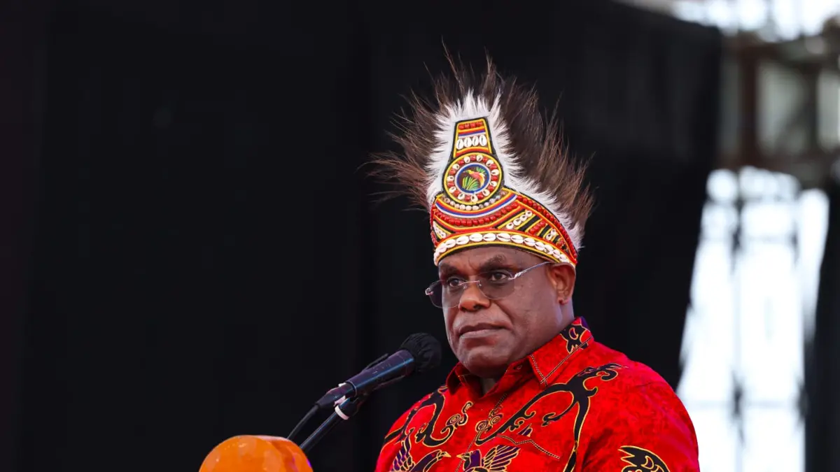 Gubernur Papua Tengah, Meki Nawipa saat memberikan sambutan pada pembukaan Festival Budaya Pelajar Papua Tengah. (CEPOSONLINE.COM/HUMAS PEMPROV) 