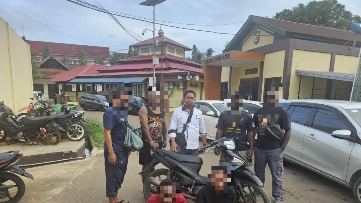 Kedua pelaku jambret MAD (18) dan JAM (16) yang berhasil diringkus polisi kurang dari 24 jam, Rabu (24/6/2026).(Humas Polres Merauke/Ceposonline.com)&nbsp;