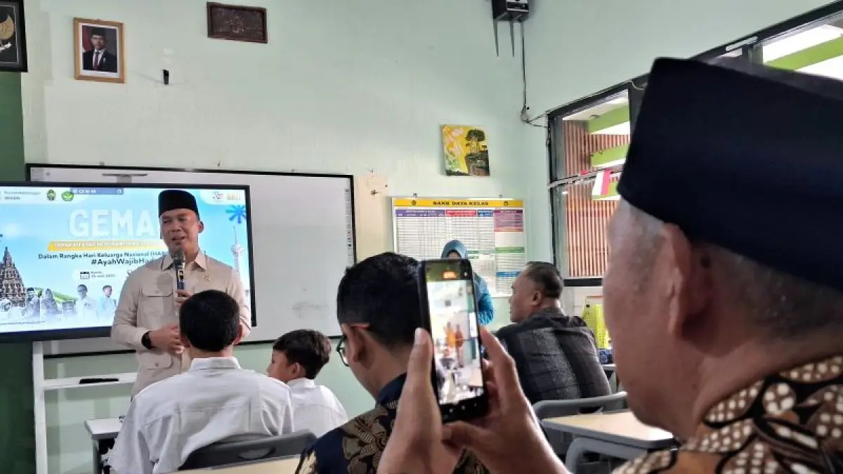 Kendukbangga/Kepala BKKBN Wihaji (depan, mengenakan kopiah) saat berinteraksi di ruang kelas dengan para ayah yang mengambil rapor anak-anaknya di MAN 1 Yogyakarta, Kamis (25/6/2026). (Ceposonline.com/ANTARA/Lintang Budiyanti Prameswari)