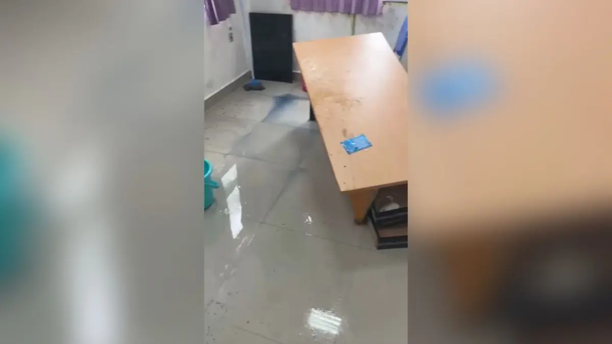 Kondisi salah satu ruangan di Puskesmas Ayuka yang basah akibat tetesan air hujan melalui atap bangunan yang bocor. (Dokumen/Ceposonline.com)