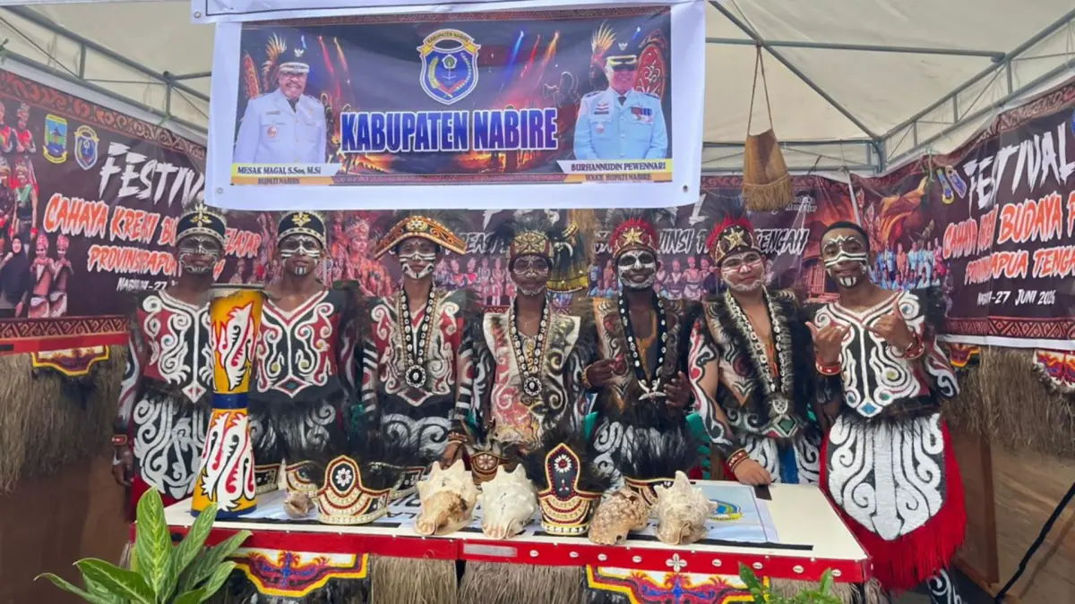 Max Ismail Eriksen Rumatrai dari SMA Negeri 1 Nabire (tengah) foto bersama dengan teman-temannya yang menjaga stand pada pameran festival cahaya kreasi pelajar Papua Tengah di Bandara lama Nabire. (CEPOSONLINE.COM/THERESIA F. TEKEGE)