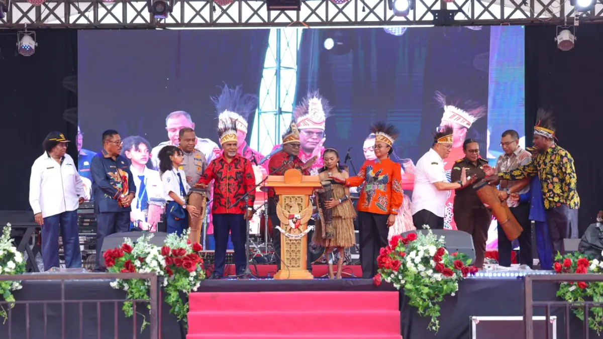 Gubernur Papua Tengah, Meki Nawipa, Wakil Gubernur Papua Tengah, Deinas Geley, Kepala Dinas Pendidikan dan Kebudayaan Papua Tengah, Nurhaidah saat melakukan foto bersama di acara pembukaan Festival Budaya Pelajar Cahaya Kreasi Papua Tengah tahun 2026 di Bandar Udara Lama Nabire. (CEPOSONLINE.COM/HUMAS PEMPROV)&nbsp;