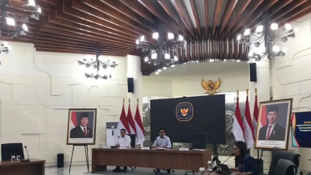 Pelaksana Tugas (Plt) Deputi Bidang Kemitraan dan Hubungan Media Bakom Kurnia Ramadhana saat menyampaikan keterangan pers di Kantor Bakom pada Rabu (24/6). (Sahrul Yunizar/JawaPos.com)