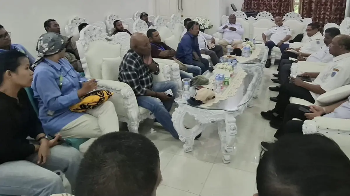 Suasana pertemuan Bupati Markus O. Mansnembra, SH.,MM dan beberapa pejabat terkait di lingkungan Pemda Biak Numfor dengan wartawan, di ruang pertemuan, Gedung Negara Biak 1, Rabu (24/06/2026). (Fiktor Palembangan/ceposonline.com)