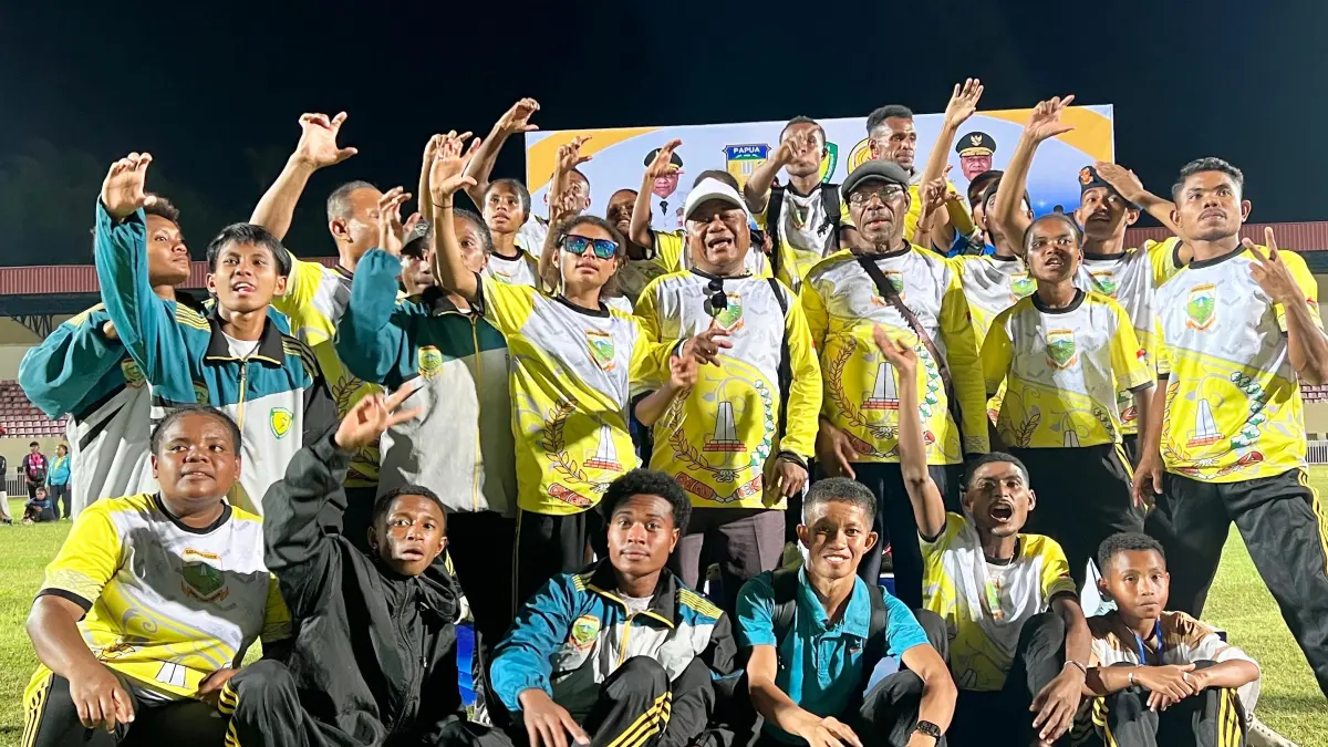 Tampak pengurus PASI Kabupaten Keerom dan atlet Kabupaten Keerom saat berfoto bersama di Stadion Mandala Jayapura pada penutupan Kejurda pada Rabu (24/6/2026). (CEPOSONLINE.COM/ERIANTO).