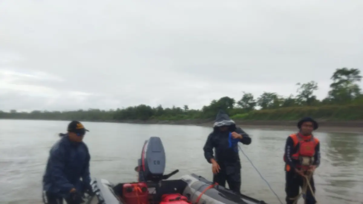 Tim SAR gabungan saat melakukan pencarian terhadap korban tenggelam di aliran Sungai Digoel, Kabupaten Boven Digoel, Rabu (24/6/2026).(Humas SAR Merauke/Ceposonline.com).