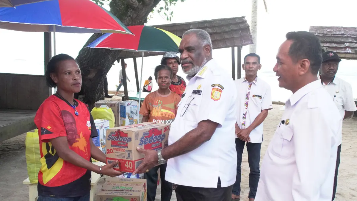 Wali Kota Jayapura, Abisai Rollo ketika menyerahkan bantuan usaha ekonomi kepada pelaku usaha OAP di kawasan pantai Base-G, Rabu (24/6/2026). (CEPOSONLINE.COM/HUMAS PEMKOT).