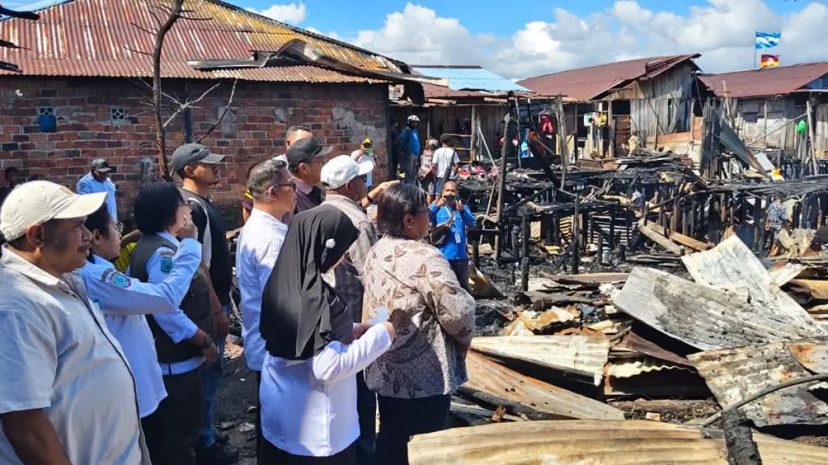 Walikota Sorong saat meninjau lokasi kebekaran di kawasan jalan perikanan, kelurahan Melawei, Rabu (24/6). Foto: Fauzia/papuabaratdayapos.com