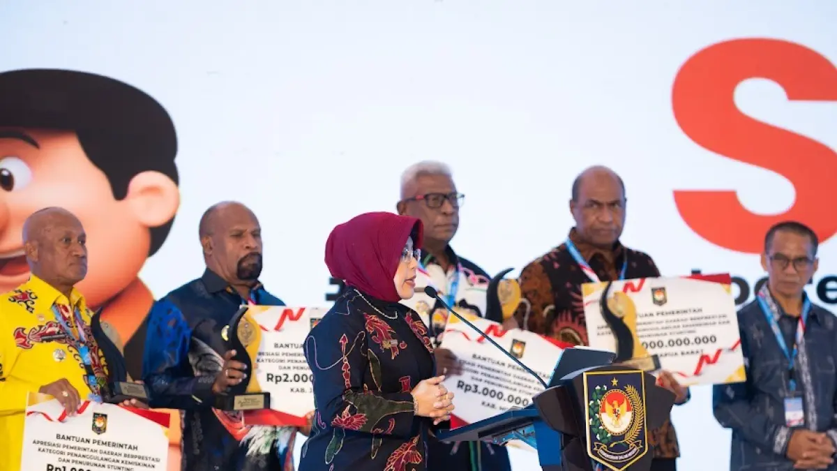 Bupati Biak Numfor Markus O. Mansnembra, SH.,MM (kiri) &nbsp;menerima insentif apresiasi sebagai salah satu daerah terbaik dalam penurunan inflasi dan penanggulangan kemiskinan/penurunan stunting, pada malam Penganugerahan Apresiasi Pemerintah Daerah Berprestasi Regional Papua Tahun 2026 di Hotel Suni Abepura, Kota Jayapura, Senin (22/6/2026) malam.(&nbsp;Selly/Staf Bagian Prokopim Setda&nbsp;)