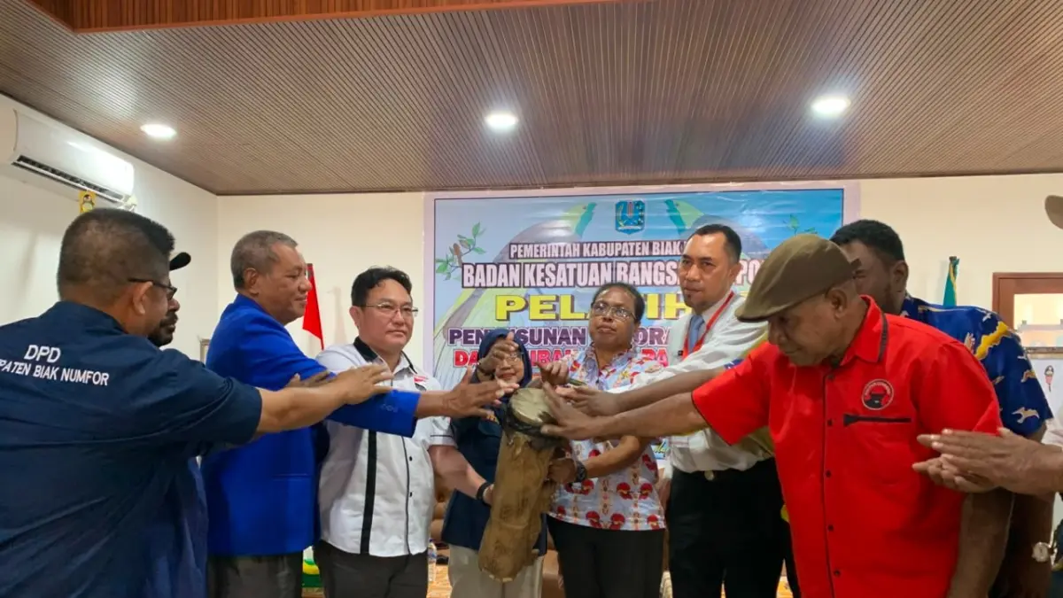 Plt. Kepala Kesbangpol Kabupaten Biak Numfor, Katrien Wanma &nbsp;didampingi pengurus parpol membuka Pelatihan Penyusunan Laporan Keuangan Dana Hibah Bagi 10 Partai Politik Penerima Hibah Bantuan Keuangan Tahun 2026, di Aula Gedung Arsip BPKAD Biak Numfor, Kamis (25/06/2026).