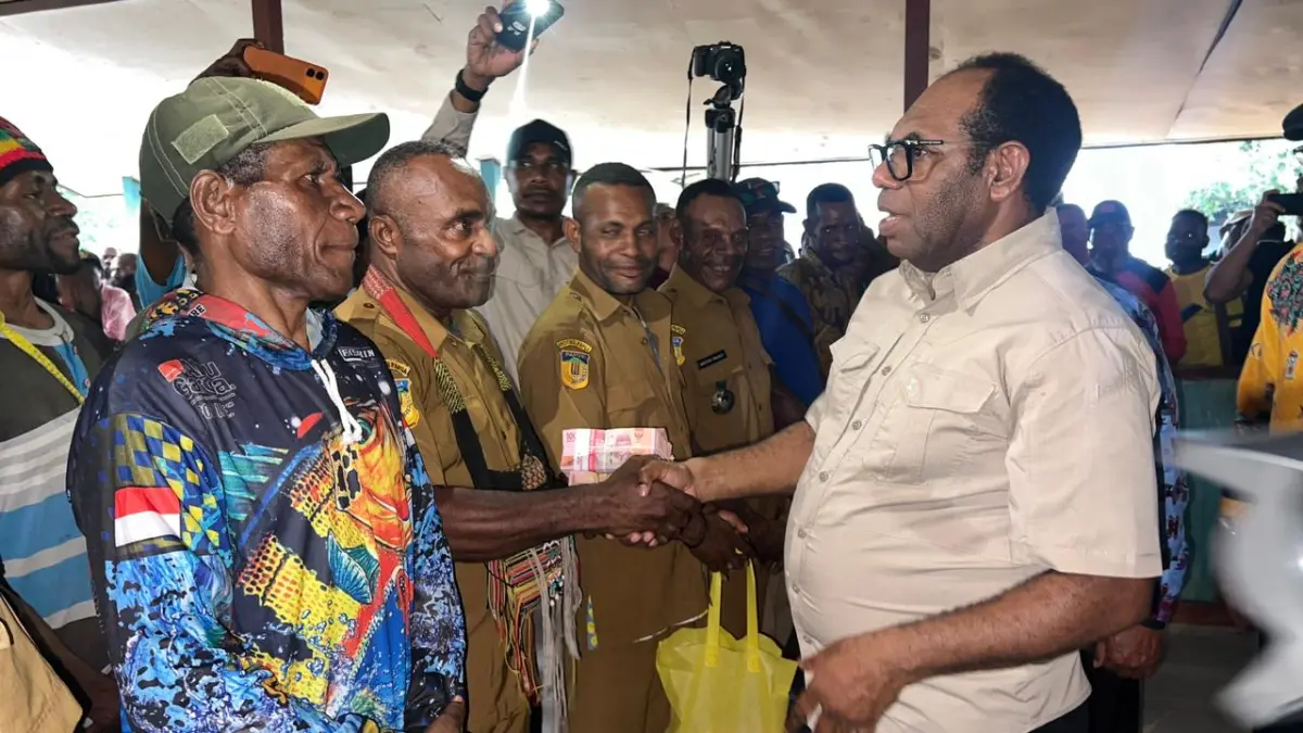 Bupati Keerom, saat menyerahkan anggaran kepada para kepala kampung di Balai Kampung Yabanda, Distrik Yaffi, Kamis (25/6/2026). (CEPOSONLINE.COM/ERIANTO).