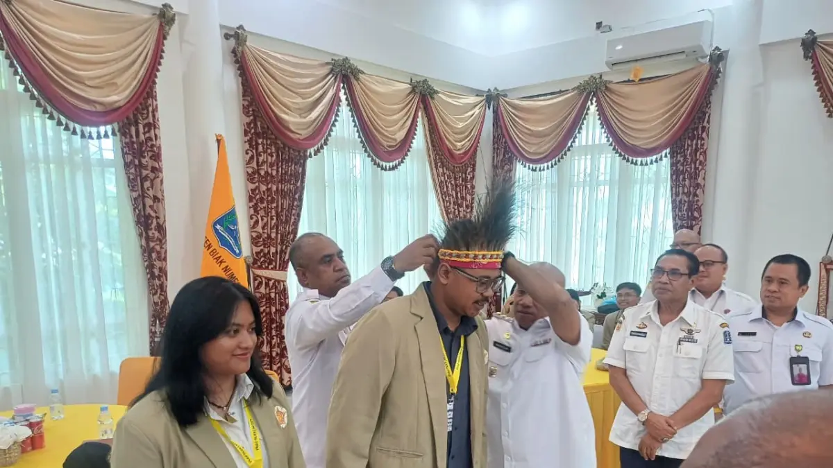 Bupati Markus O. Mansmebra menerima mahasiswa UGM yang kembali ditempatkan KKN di Biak selama 50 hari kedepan, di Gedung Negara Biak Numfor 1, Rabu (24/06/2026).&nbsp;