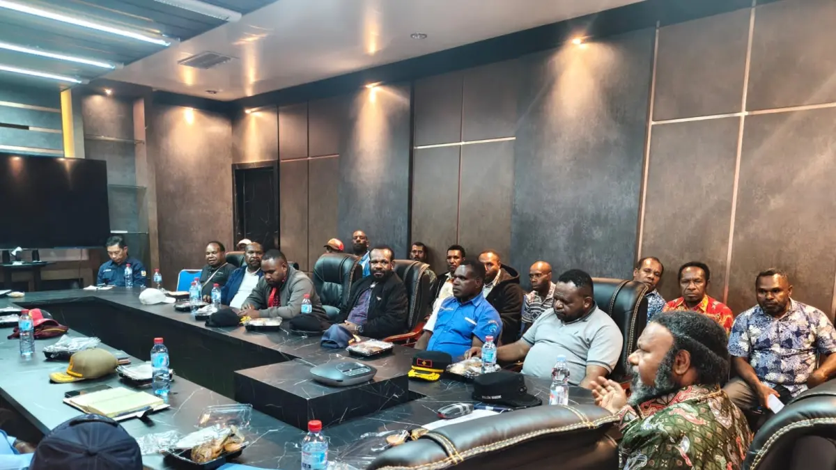 Bupati Tolikara Willem Wandik saat memimpin Rapat Persiapan Sidang BPL BPP GIDI yang berlangsung di Ruang Rapat Bapperida Kabupaten Tolikara, Jumat, 26 Juni 2026.
(CEPOSONLINE.COM/DISKOMDIGI TOLIKARA)

