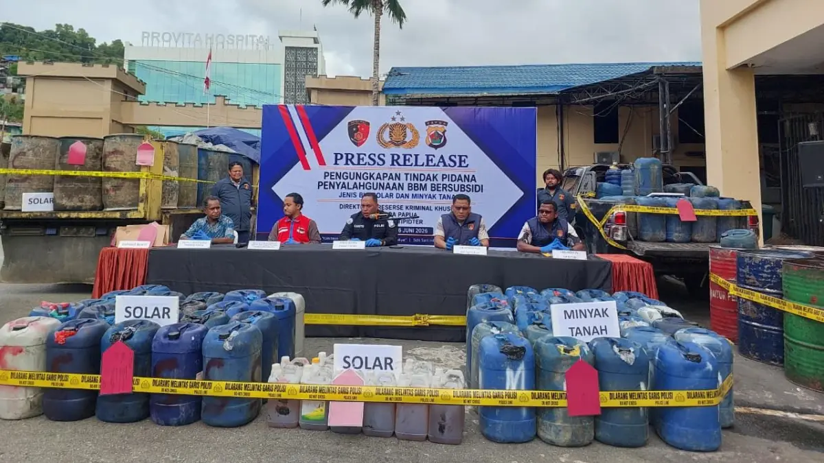 Ditreskrimsus Polda Papua bersama pihak pertamina saat merilis kasus penyalagunaan BBM di halaman Mapolda Papua, Jumat (26/6/2026) (CEPOSONLINE.COM/KAREL)

