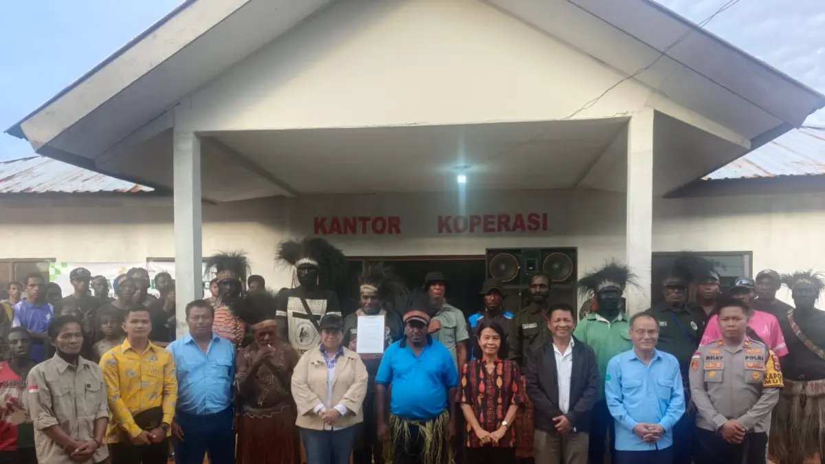 Pengurus KSU Inggyass Ghuzi bersama Manager Direktur TSE Mr. Kim In Lae foto bersama setelah seluruh proses prosesi adat dan penandatanganan kesepakan bersama dimulainya pembukaan lahan kebun plasma kelapa sawit di Kampung Selil Distrik Ulilin, Merauke, Papua Selatan, Kamis (25/6/2026)&nbsp;(CEPOSONLINE/SULO) 