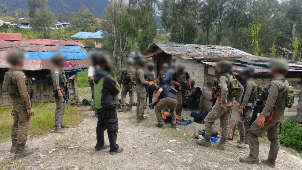 Satgas ODC 2026 tangkap seorang pria berinisial PP (25) alias P beserta barang bukti berupa telepon genggam, yang diduga memiliki keterkaitan dengan kelompok kriminal bersenjata (KKB) Kodam III D Dulla Intan Jaya yang beroperasi di wilayah Kabupaten Intan Jaya, Papua Tengah. (Foto: Istimewa).