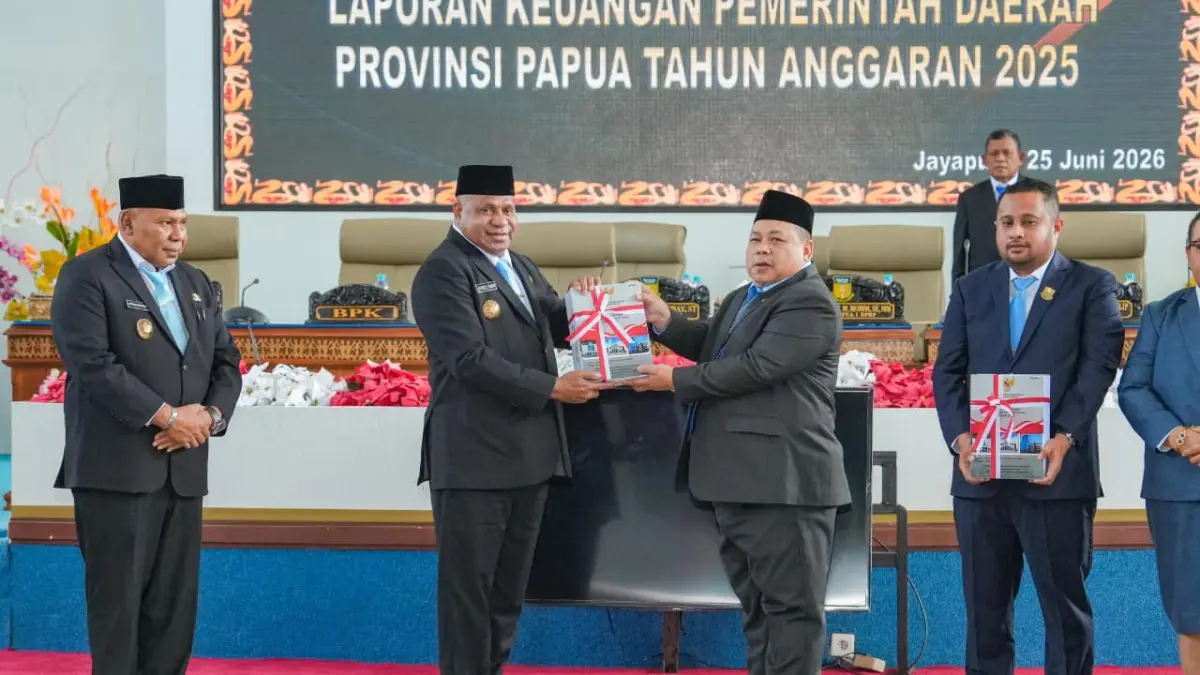 Penyerahan LHP oleh anggota VI BPK RI, H. Fathan Subchi kepada DPR Papua dan Pemerintah Provinsi Papua dalam Sidang Paripurna DPR Papua di Kota Jayapura, Kamis (25/6/2026). (Ceposonline.com/Humas Pemprov).