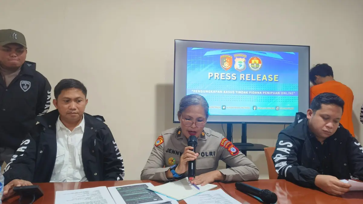  Plt Kabid Humas Polda Papua  Barat Daya Kompol Jenny Hengkelare, didampingi Kasubdit Jatanras Ditreskrimum Polda Papua Barat Daya AKBP Ardy Yusuf di Mapolda Papua Barat Daya, jumat (26/6). (Fauzia/cepos)