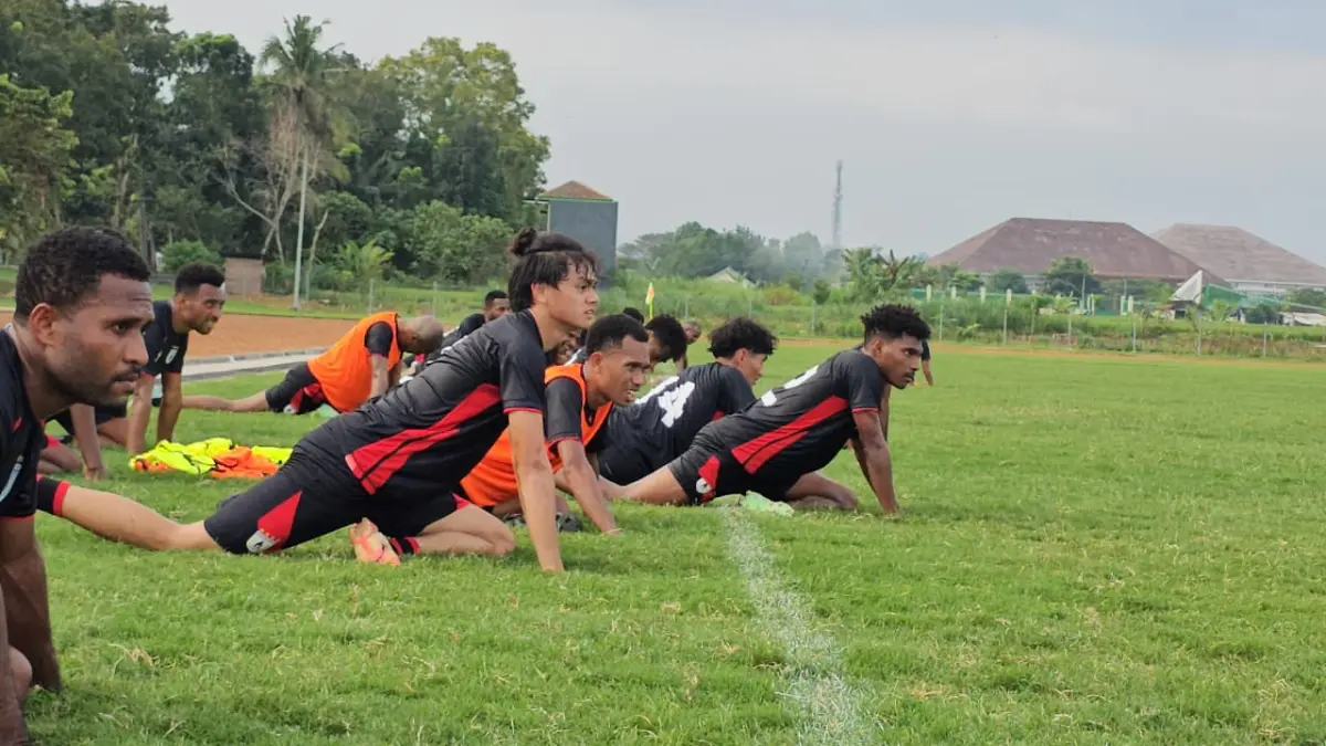Reno Salampessy saat menjalani latihan bersama rekan-rekannya di Persipura pada Kompetisi Liga 2 musim 2025/2026 lalu. (CEPOSONLINE.COM/HANS PALEN).