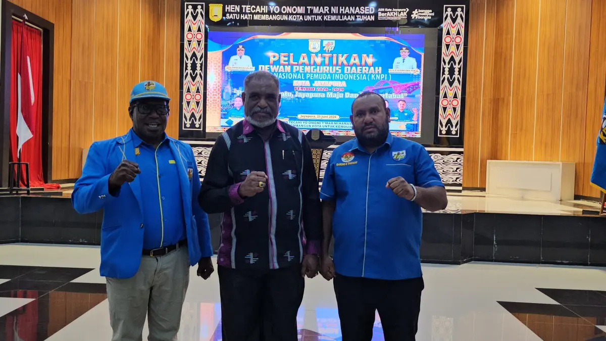 Wali Kota Jayapura, Abisai Rollo saat foto bersama dengan Ketua KNPI Kota Jayapura, Barto Taniauw dan Ketua KNPI Provinsi Papua, Benyamin Gurik usai pelantikan. (CEPOSONLINE.COM/HANS PALEN).