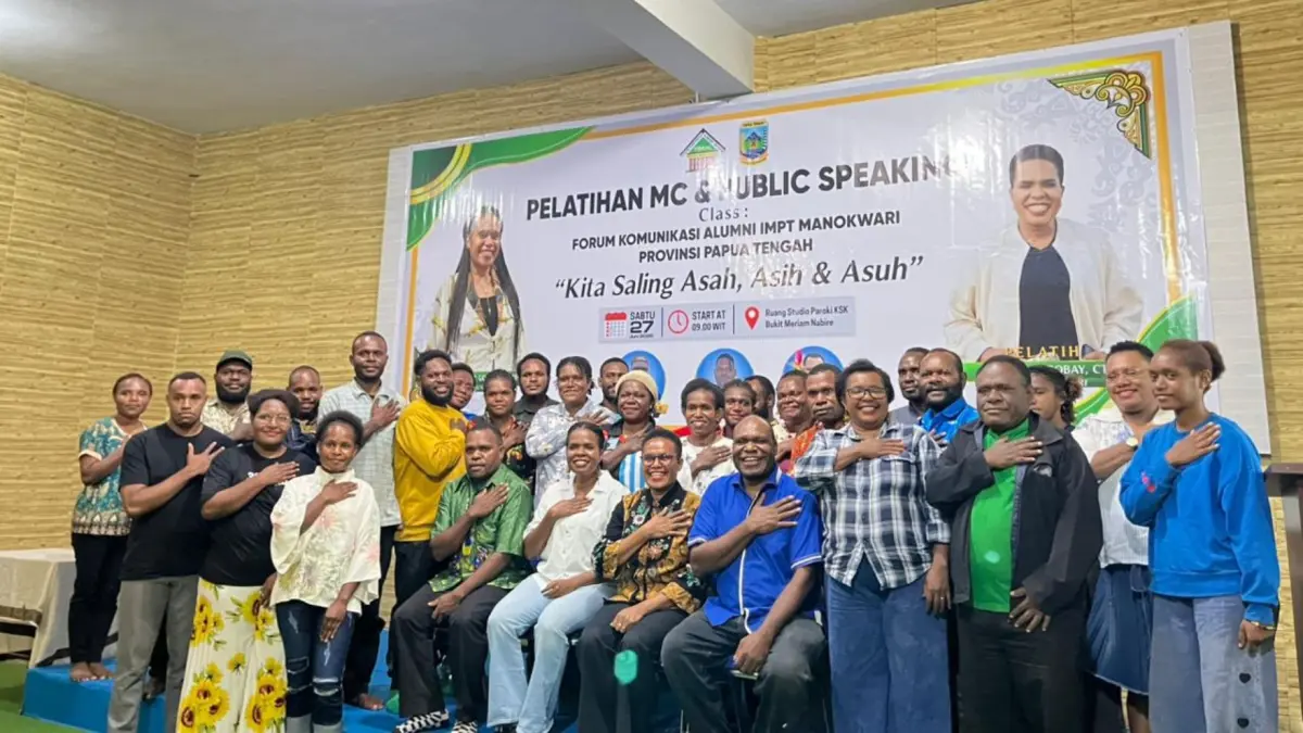Kepala Biro Umum Setda Papua Tengah, Vivian Andenita Gobai saat foto bersama dengan narasumber, pengurus Alumni IMPT Manokwari dan peserta pada pembukaan acara Pelatihan MC dan Public Speaking di Studio Gereja Katolik KSK Meriam Nabire. (CEPOSONLINE.COM/THERESIA F. TEKEGE)