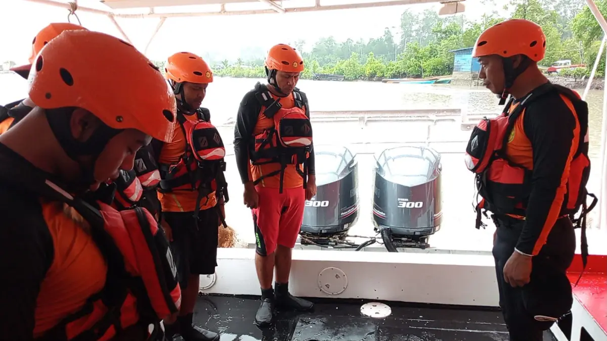 
Tim SAR yang hendak berangkat melakukan pencarian empat orang yang dilaporkan hilang kontak di sekitar perairan Atuka, Kabupaten Mimika, Papua Tengah, Sabtu (27/6/2026). (CEPOSONLINE.COM/SAR Timika).&nbsp;