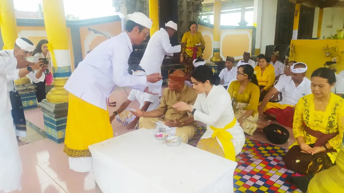 Wamendukbangga Ratu Ayu Isyana Bagoes Oka saat mengikuti hari Raya Kuningan di Pura Dharma Marga Merauke, Sabtu (27/6/2026)
(Istimewa/Ceposonline.com)